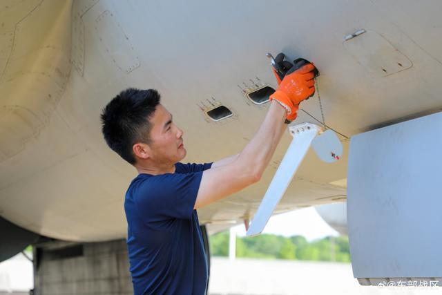 东部战区空军某场站完成同场多机种保障任务