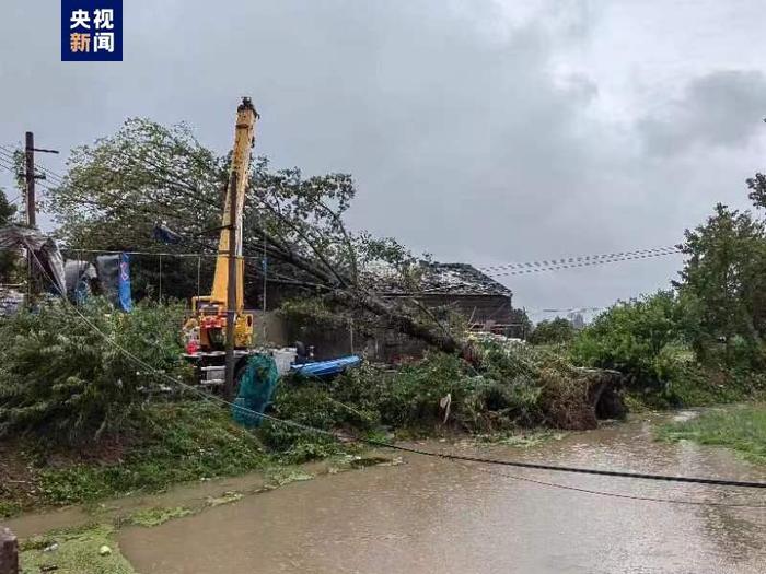 江苏盐城步凤镇遭遇雷暴大风天气，百余户房屋受损5人轻伤