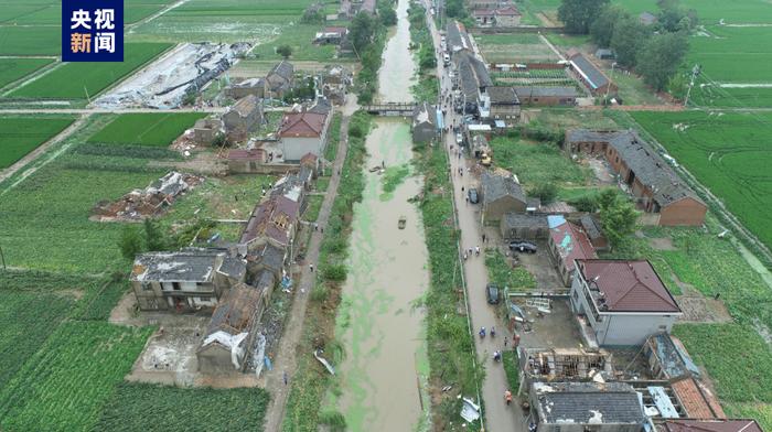 江苏盐城步凤镇遭遇雷暴大风天气，百余户房屋受损5人轻伤