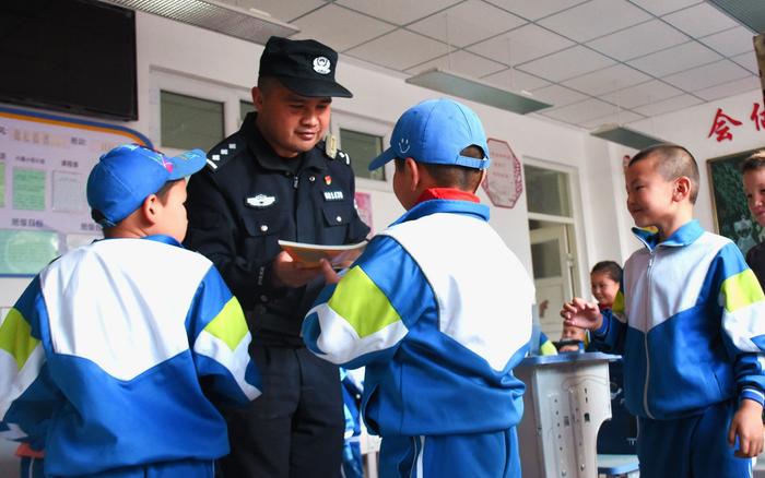 新疆哈密边境警察担任“法制副校长”，为学生上好开学第一课
