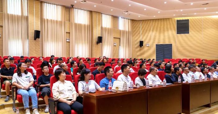 8月19日姜岩博士受邀在浙江大学台州研究院为台州的企业家分享“颠覆与创新”主题演讲