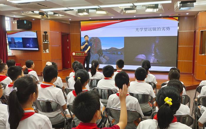 北京开学首日，小学生“开学第一课”感受“登峰造极的中国科技”