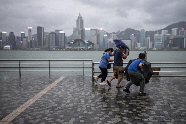 香港悬挂“九号风球”：狂风骤雨正影响香港，会评估是否发出十号飓风信号