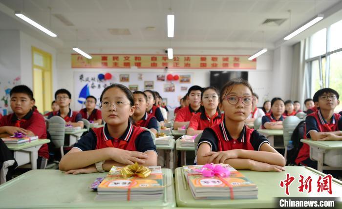 8月31日,涿州市高新区学校的学生们正在上“开学第一课”。 中新网记者 翟羽佳 摄