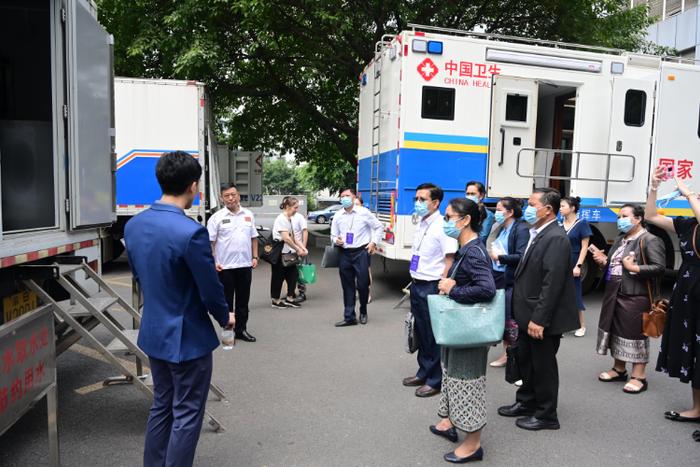 老挝卫生部代表团到重庆医药高等专科学校附属第一医院参观交流