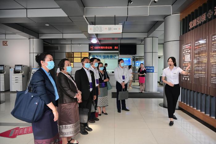 老挝卫生部代表团到重庆医药高等专科学校附属第一医院参观交流