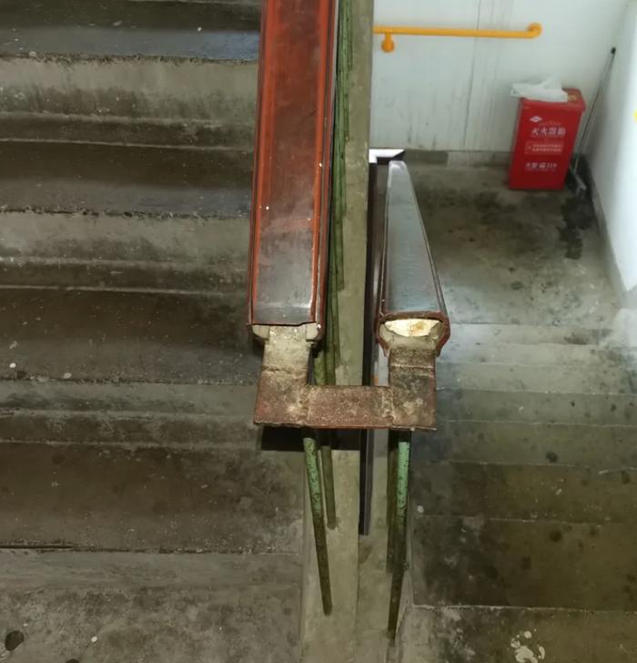 老小区楼道栏杆扶手腐朽露金属,街道逐楼摸排“一键换新”