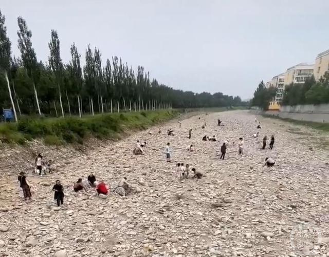官方确认北京一河道有金黄色物体：或近期大雨所致，暂无法确定是金子