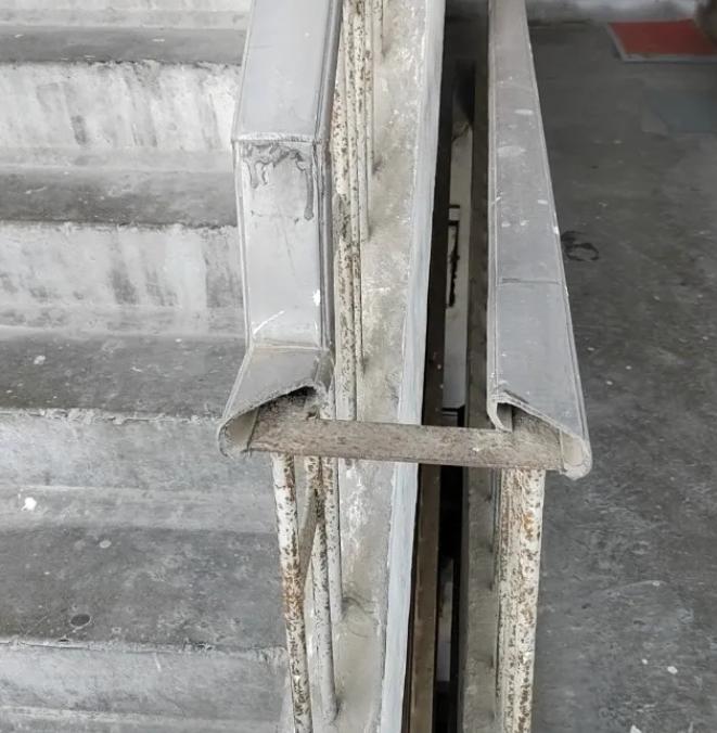 老小区楼道栏杆扶手腐朽露金属,街道逐楼摸排“一键换新”