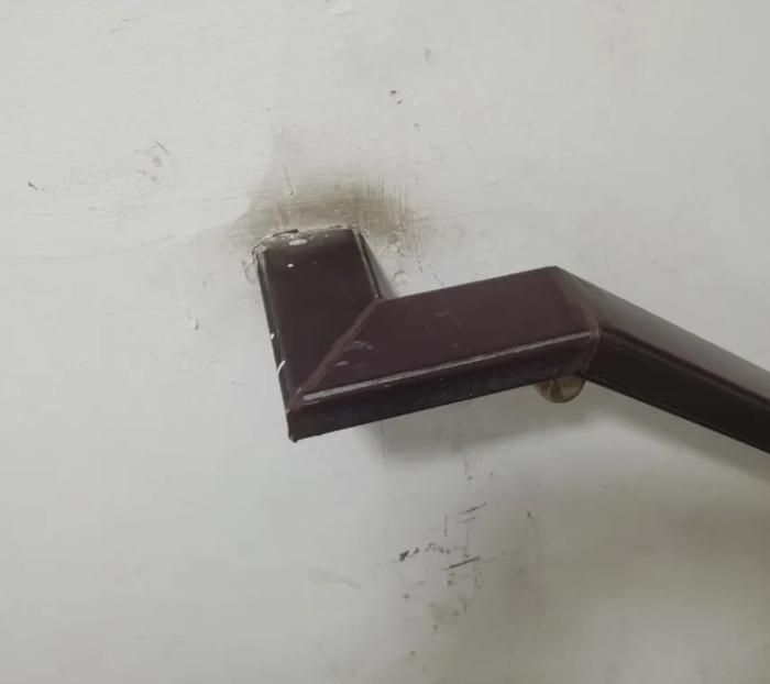 老小区楼道栏杆扶手腐朽露金属,街道逐楼摸排“一键换新”