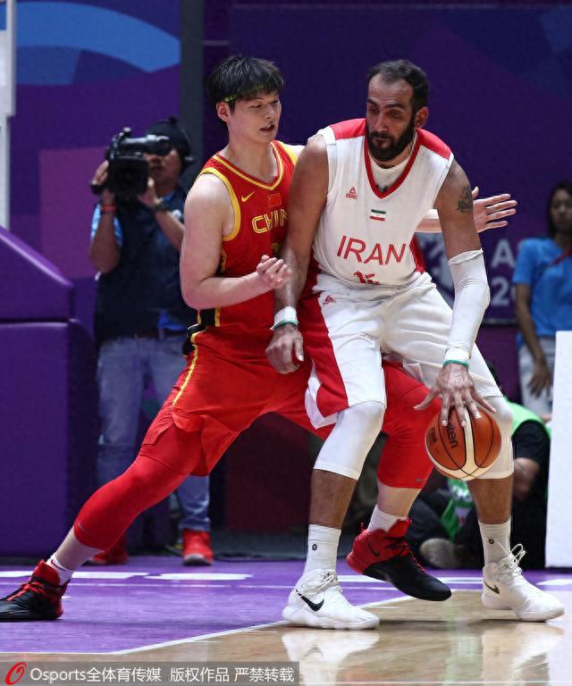 38岁哈达迪宣布退出伊朗队，他一人对抗中国男篮三代内线