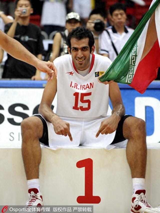 38岁哈达迪宣布退出伊朗队，他一人对抗中国男篮三代内线