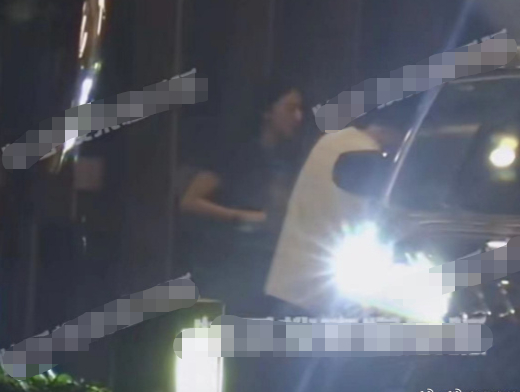 85花TOP被爆跟男友同居，瓜主是张雨绮？男方一身白衣身份神秘