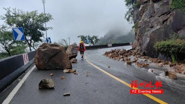 突发山洪！福州外卖小哥被压！他们徒手挖泥救人……