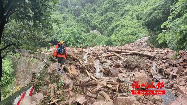 突发山洪！福州外卖小哥被压！他们徒手挖泥救人……