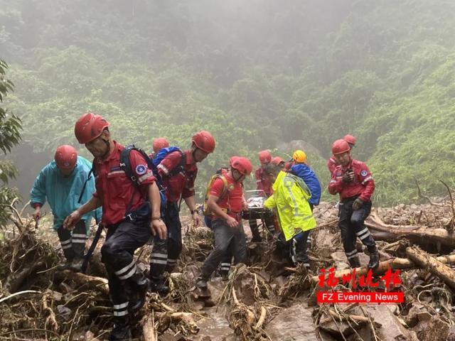 突发山洪！福州外卖小哥被压！他们徒手挖泥救人……