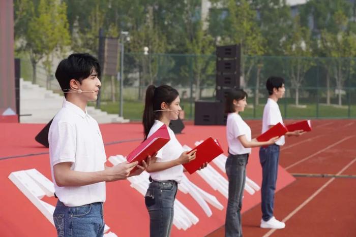 新生代表尹浩宇、董文轩、袁畅成、沈鑫叶诗朗诵。图片来源:北京电影学院