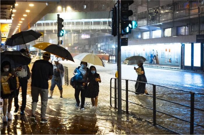 直击｜香港遭遇139年来特大暴雨：积水倒灌地铁商场停车场