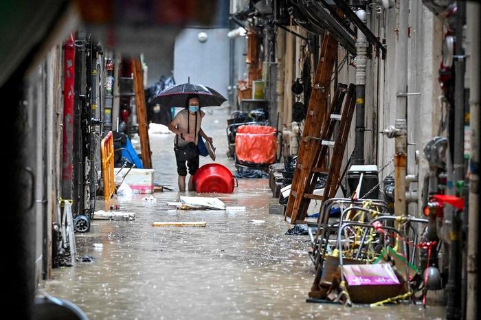 直击｜香港遭遇139年来特大暴雨：积水倒灌地铁商场停车场