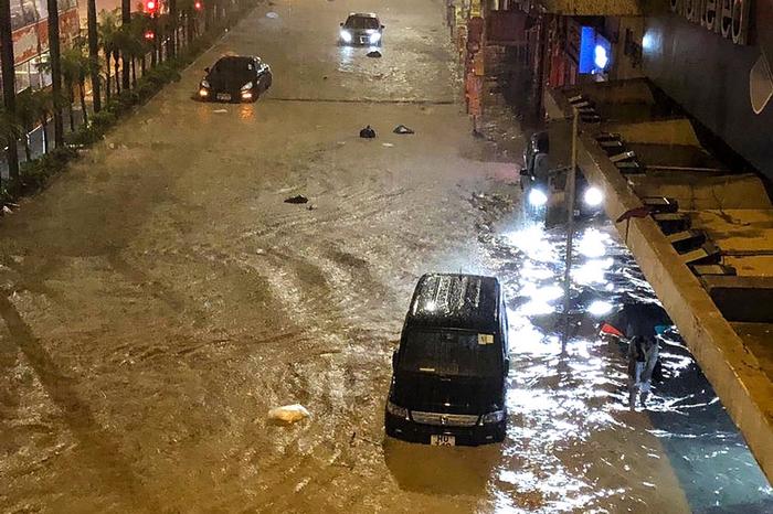 直击｜香港遭遇139年来特大暴雨：积水倒灌地铁商场停车场