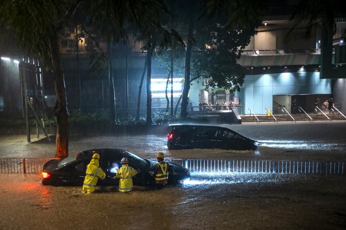 直击｜香港遭遇139年来特大暴雨：积水倒灌地铁商场停车场