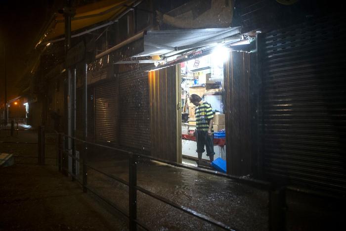 直击｜香港遭遇139年来特大暴雨：积水倒灌地铁商场停车场