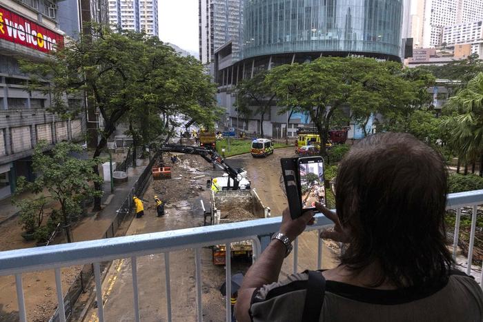 直击｜香港遭遇139年来特大暴雨：积水倒灌地铁商场停车场