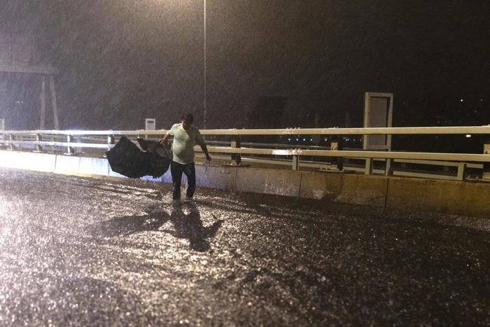 直击｜香港遭遇139年来特大暴雨：积水倒灌地铁商场停车场