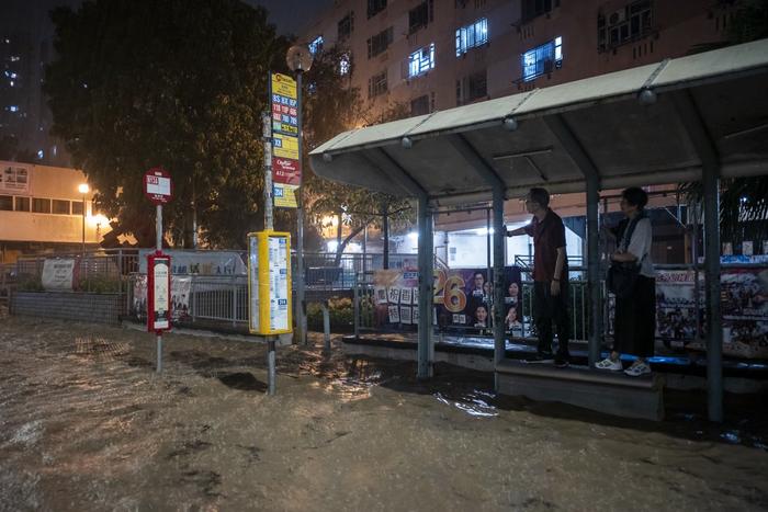 直击｜香港遭遇139年来特大暴雨：积水倒灌地铁商场停车场