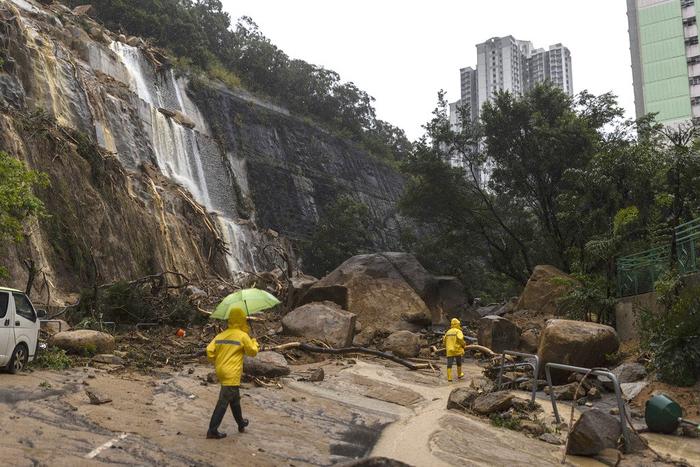 直击｜香港遭遇139年来特大暴雨：积水倒灌地铁商场停车场