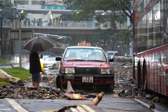 直击｜香港遭遇139年来特大暴雨：积水倒灌地铁商场停车场