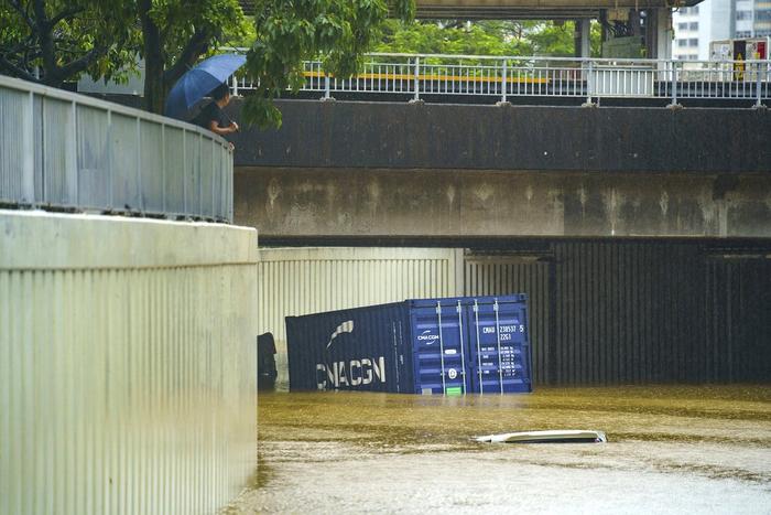 直击｜香港遭遇139年来特大暴雨：积水倒灌地铁商场停车场