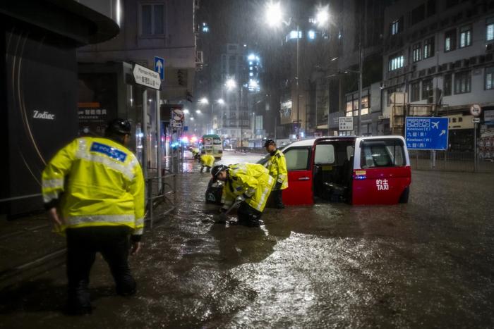 直击｜香港遭遇139年来特大暴雨：积水倒灌地铁商场停车场