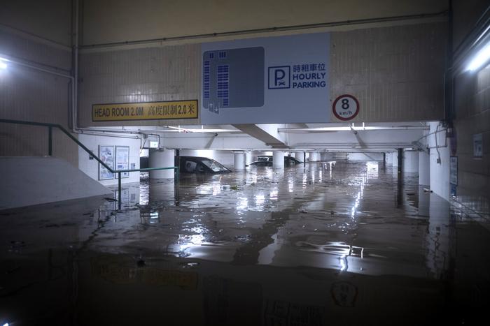 直击｜香港遭遇139年来特大暴雨：积水倒灌地铁商场停车场