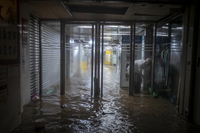 直击｜香港遭遇139年来特大暴雨：积水倒灌地铁商场停车场