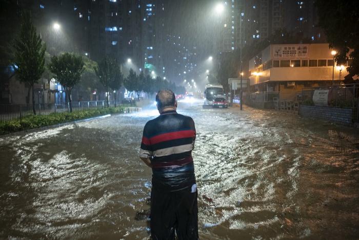 直击｜香港遭遇139年来特大暴雨：积水倒灌地铁商场停车场