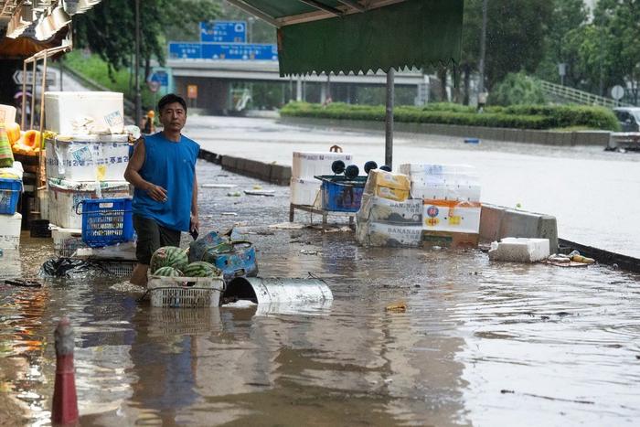 直击｜香港遭遇139年来特大暴雨：积水倒灌地铁商场停车场