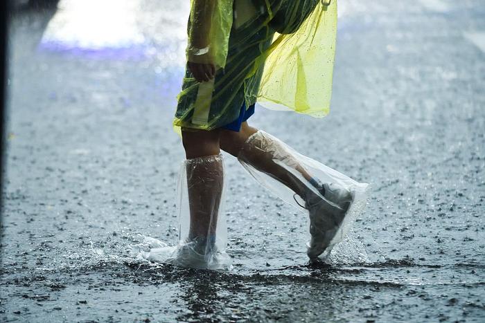 【图集】珠三角突发特大暴雨：多地停课，部分地铁停运