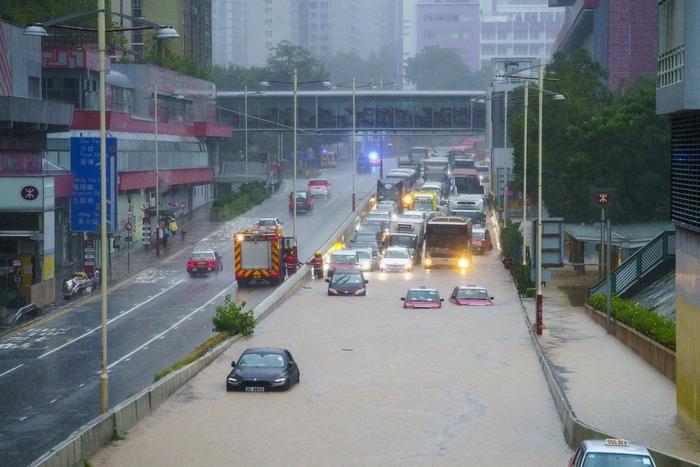 直击｜香港遭遇139年来特大暴雨：积水倒灌地铁商场停车场