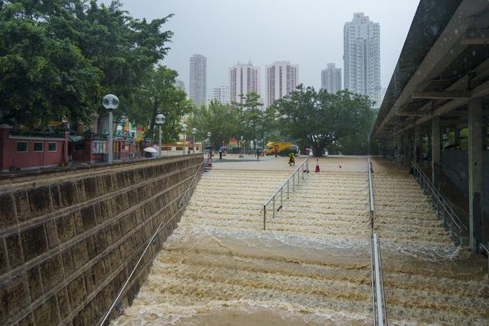 直击｜香港遭遇139年来特大暴雨：积水倒灌地铁商场停车场