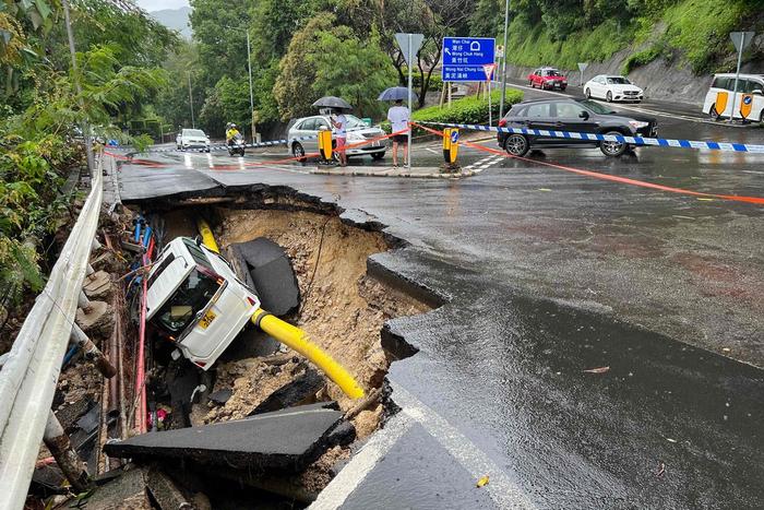 直击｜香港遭遇139年来特大暴雨：积水倒灌地铁商场停车场