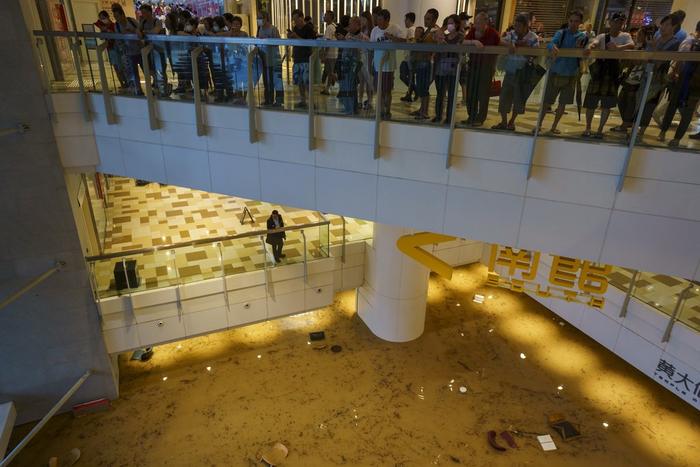 直击｜香港遭遇139年来特大暴雨：积水倒灌地铁商场停车场