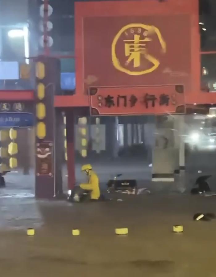 深圳龙岗因短时强降雨引发内涝，应急避难场所已对外开放