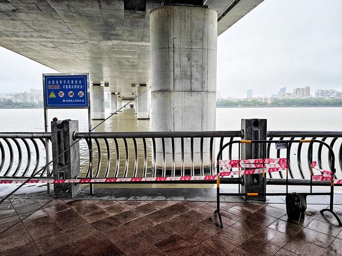 【图集】珠三角突发特大暴雨：多地停课，部分地铁停运