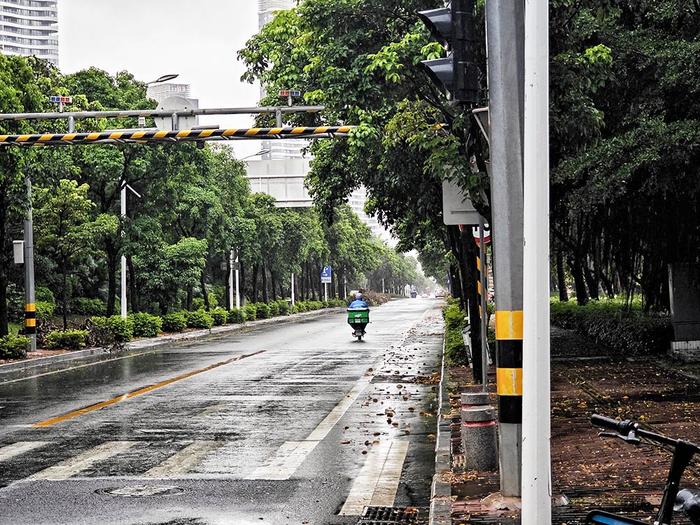 【图集】珠三角突发特大暴雨：多地停课，部分地铁停运