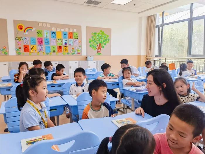 给一年级上课30分钟，没招了！记者走上青岛这所学校的讲台，体验当老师的乐趣与不易