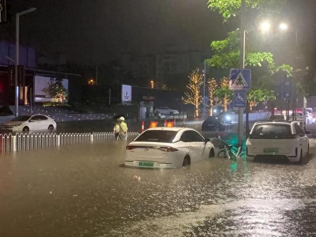 东莞遇强降雨隧道成河车在水中自燃，自燃的原因是什么呢？