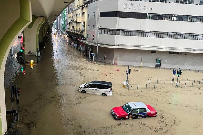 【图集】珠三角突发特大暴雨：多地停课，部分地铁停运