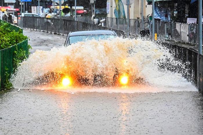 【图集】珠三角突发特大暴雨：多地停课，部分地铁停运