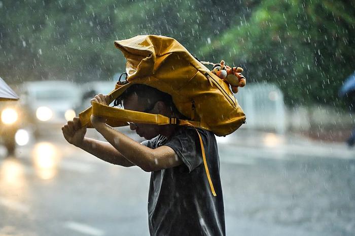 【图集】珠三角突发特大暴雨：多地停课，部分地铁停运